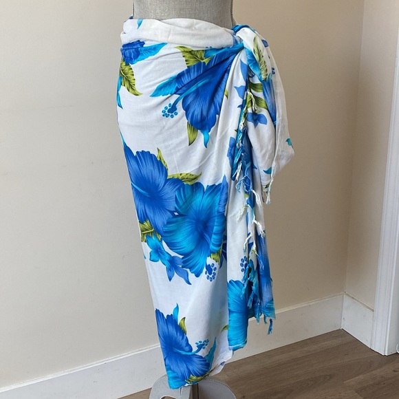 Blue Hibiscus Shawl Pareo Sarong from Fiji - Picture 1 of 6